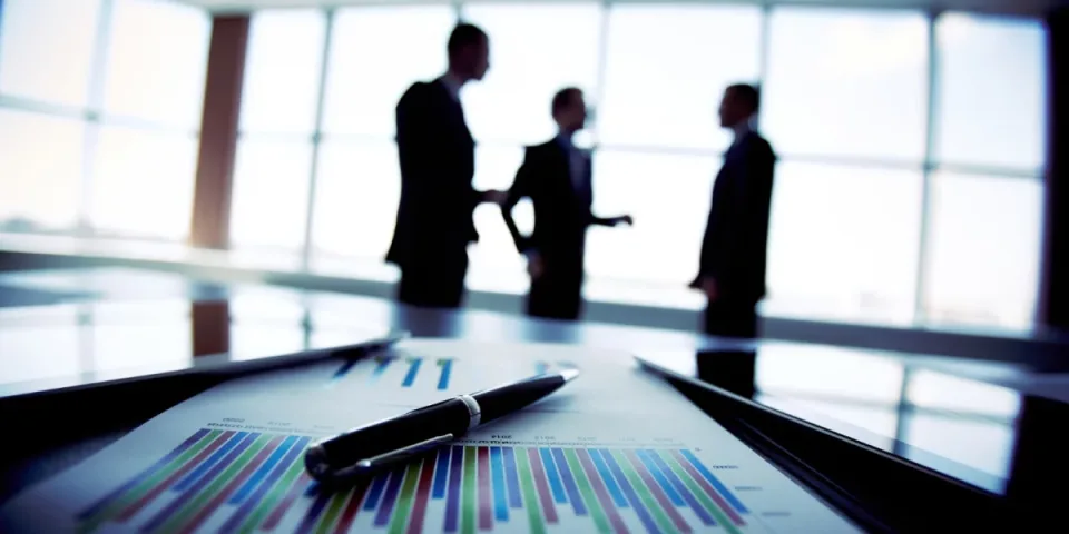 Jak dopasować meble eventowe do tematu imprezy: kolory, materiały, dodatki